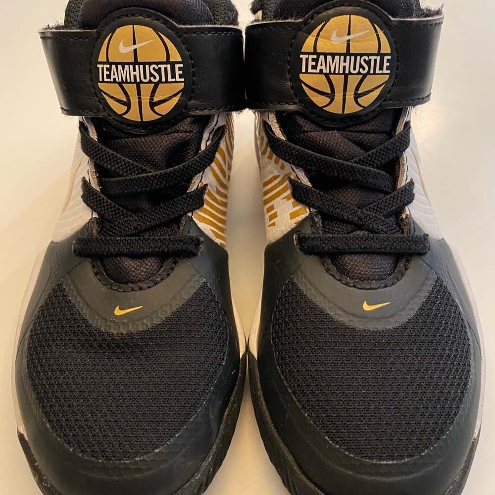 Nike Team Hustle D 10 Basketball Sneakers-Boys Size 12